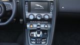 Die Schaltzentrale im Jaguar F Type S AWD Cabrio.