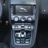 Die Schaltzentrale im Jaguar F Type S AWD Cabrio.