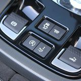 Hier sitzt die wichtigste Taste des Fahrzeugs: die Aktivierungstaste der Klappensteuerung.