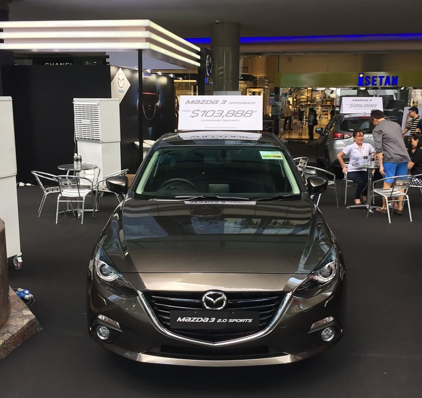 Auf den Straßen von Singapur: Mazda 3 für 103.888 Dollar