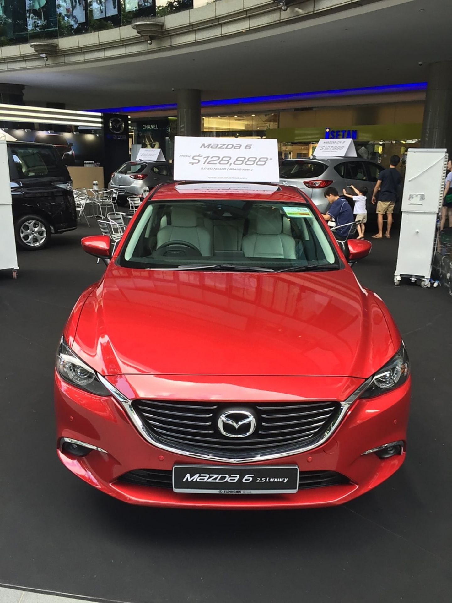 Auf den Straßen von Singapur: Mazda 6 für 128.888 Dollar