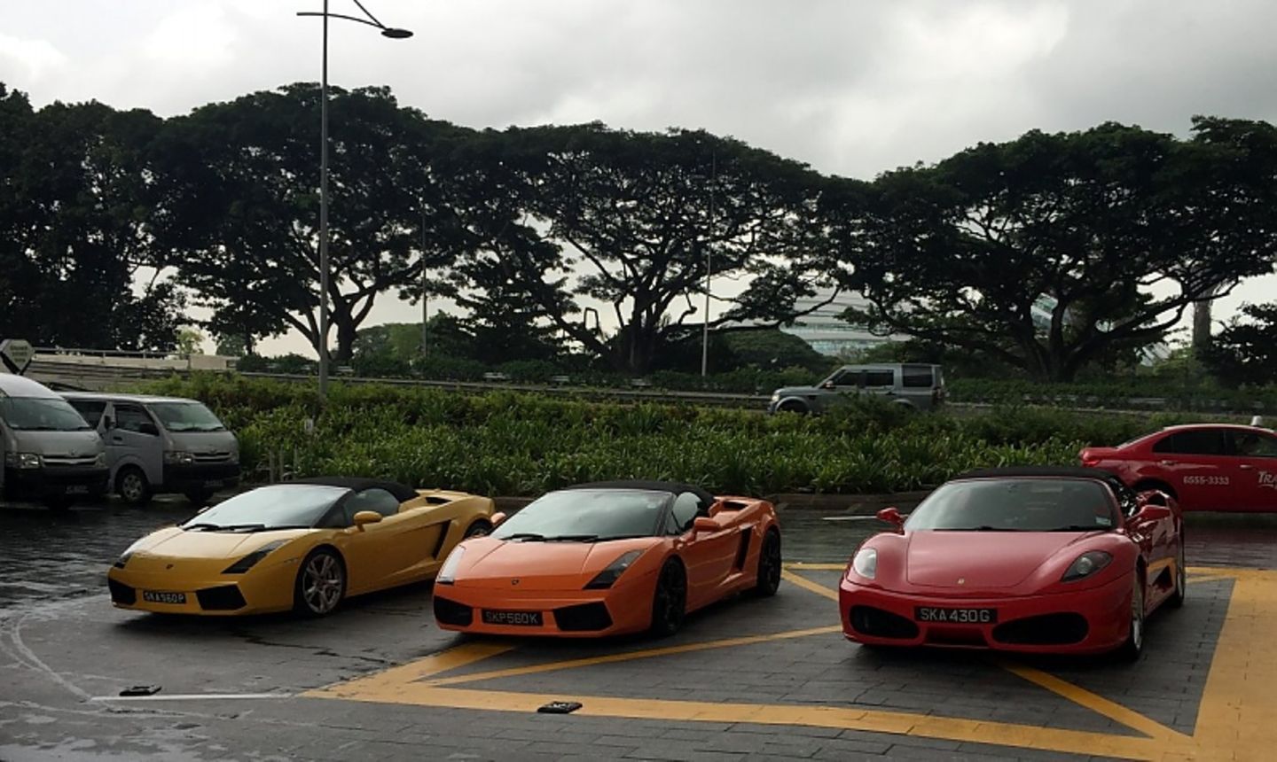 Auf den Straßen von Singapur - schnelle Mietwagen