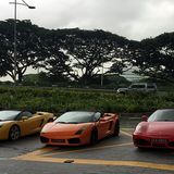 Auf den Straßen von Singapur - schnelle Mietwagen