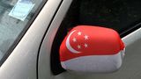 Auf den Straßen von Singapur - vielen zeigen ihren Stolz für den 50. Staatsgeburtstag