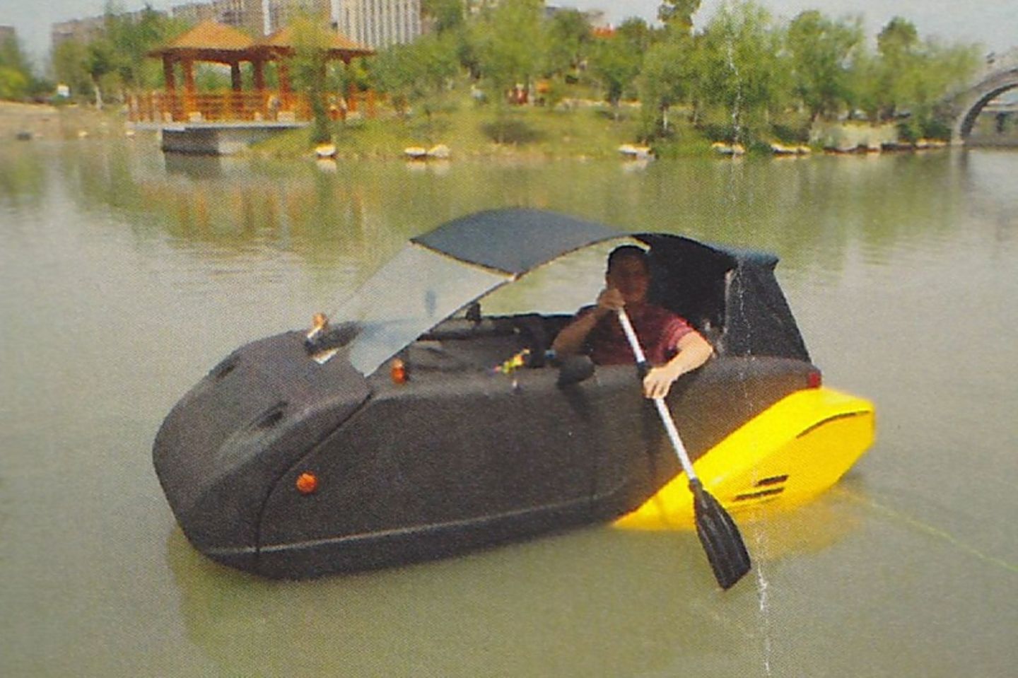 Schwimmen kann das Fahrzeug auch.