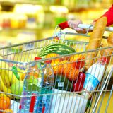 Die ARD verglich im Mai 2015 im Geld-Check den Lebensmitteleinkauf beim Discounter und im Supermarkt. Dafür landeten Butter, Wasser, Milch, Zucker, Mehl, Nudeln und Kaffee im Einkaufswagen. Das Ergebnis: Qualität und Preis waren bei Edeka, Rewe, Aldi, Penny und Norma identisch. Discounter und Supermärkte unterscheiden sich also bei Grundnahrungsmitteln nicht. Doch wie sieht das aus, wenn...