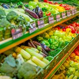 ... frische Lebensmittel vergleichen werden? Der ARD-Check prüfte auch, ob Discounter beim Angebot von Obst und Gemüse gute Qualität bieten. Dafür kauften sie Kartoffeln und Brokkoli - und fanden keine Beeinträchtigung. Die Produkte waren mit den Angeboten aus dem Supermarkt absolut zu vergleichen. Doch einen erheblichen Unterschied beim Obst und Gemüse fanden die Prüfer: Die Discounter sind um ein Drittel günstiger als die Supermärkte.