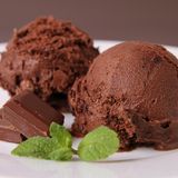 Beim großen Schoko-Eis-Test der Stiftung Warentest ist der Gewinner wenig überraschend: Häagen-Dazs schlägt alle anderen Hersteller. Doch wie sieht es mit den Angeboten der Discounter aus? Können sie mithalten?   Nur das Eis von Penny konnte die Tester überzeugen. Der Preisunterschied ist enorm: Für einen Liter Eis zahlen Kunden bei Penny 1,49 Euro - das Premium-Eis Häagen-Dazs kostet 5,50 Euro für den 500 Gramm-Becher. 