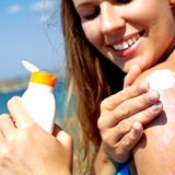 Die Stiftung Warentest hat Sonnenschutz für die Haut geprüft. Das Ergebnis überrascht: Die günstigen  "Cien Sun Classic" von Lidl (2,89 Euro) und "Today Sun" (2,49 Euro) von Rewe und Penny überzeugen die Tester. Enttäuscht haben ausgerechnet die teuersten Produkte: "Eco Sonnenlotion für sensible Haut" (19,90 Euro) und das "Tiroler Nussöl Sonnenmilch original" (22,90 Euro). Im Öl können sich Keime bilden und die Lotion für sensible Haut hält nicht das richtige Verhältnis von UVB- zu UVA-Schutz ein.