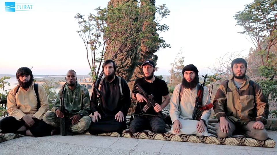 Denis Cuspert sitzt neben fünf weiteren Dschihadisten Denis Cuspert sitzt in dem Video des Islamischen Staates neben fünf weiteren Dschihadisten