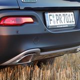 Die verchromten Auspuffrohre verleihen dem Heck Glanz