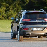 Der Jeep liegt gut auf der Straße