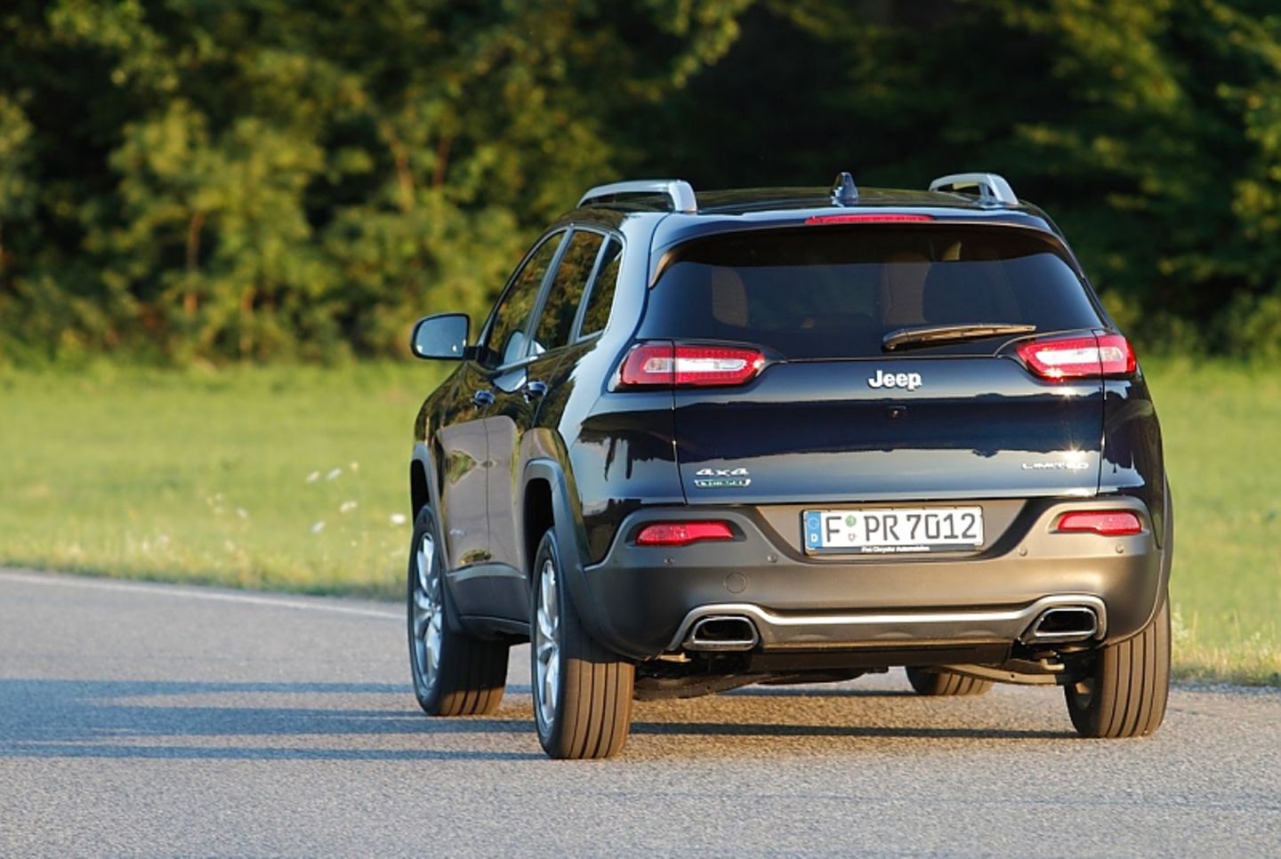 Der Jeep liegt gut auf der Straße