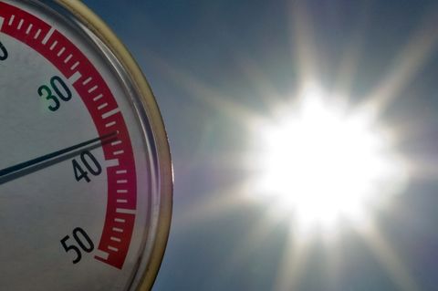 Auf einem Thermometer in der Sonne nähert sich die Nadel der 40-Grad-Marke