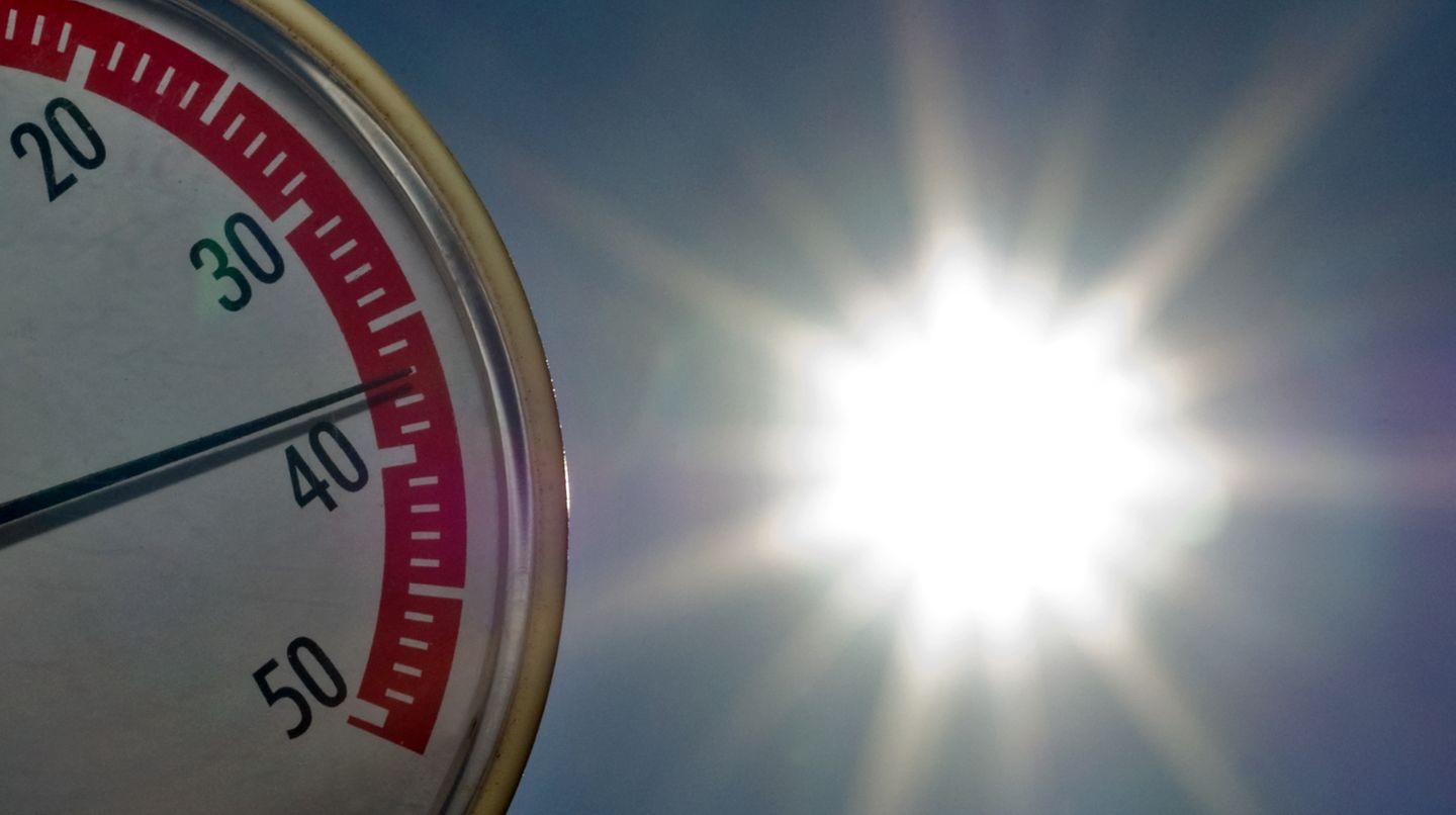 Auf einem Thermometer in der Sonne nähert sich die Nadel der 40-Grad-Marke