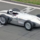 Mit diesem Lister Monzanapolis von 1958 fährt Rod Jolley mit Volldampf über den Grand Prix-Kurs.