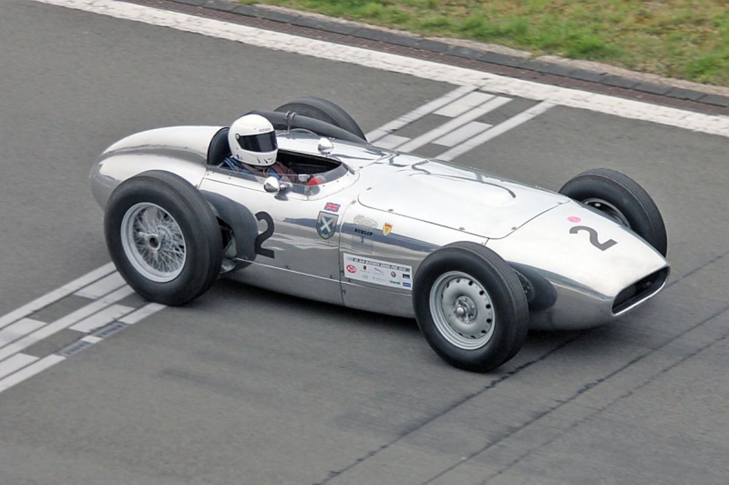 Mit diesem Lister Monzanapolis von 1958 fährt Rod Jolley mit Volldampf über den Grand Prix-Kurs.