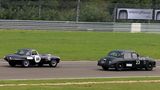 Jaguar MK I gegen Jaguar E-Type.