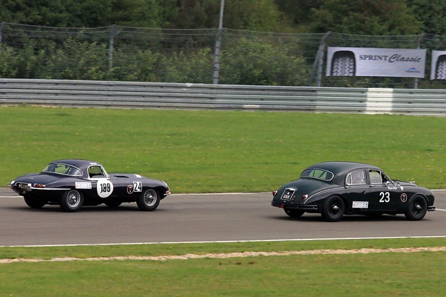 Jaguar MK I gegen Jaguar E-Type.