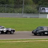 Jaguar MK I gegen Jaguar E-Type.