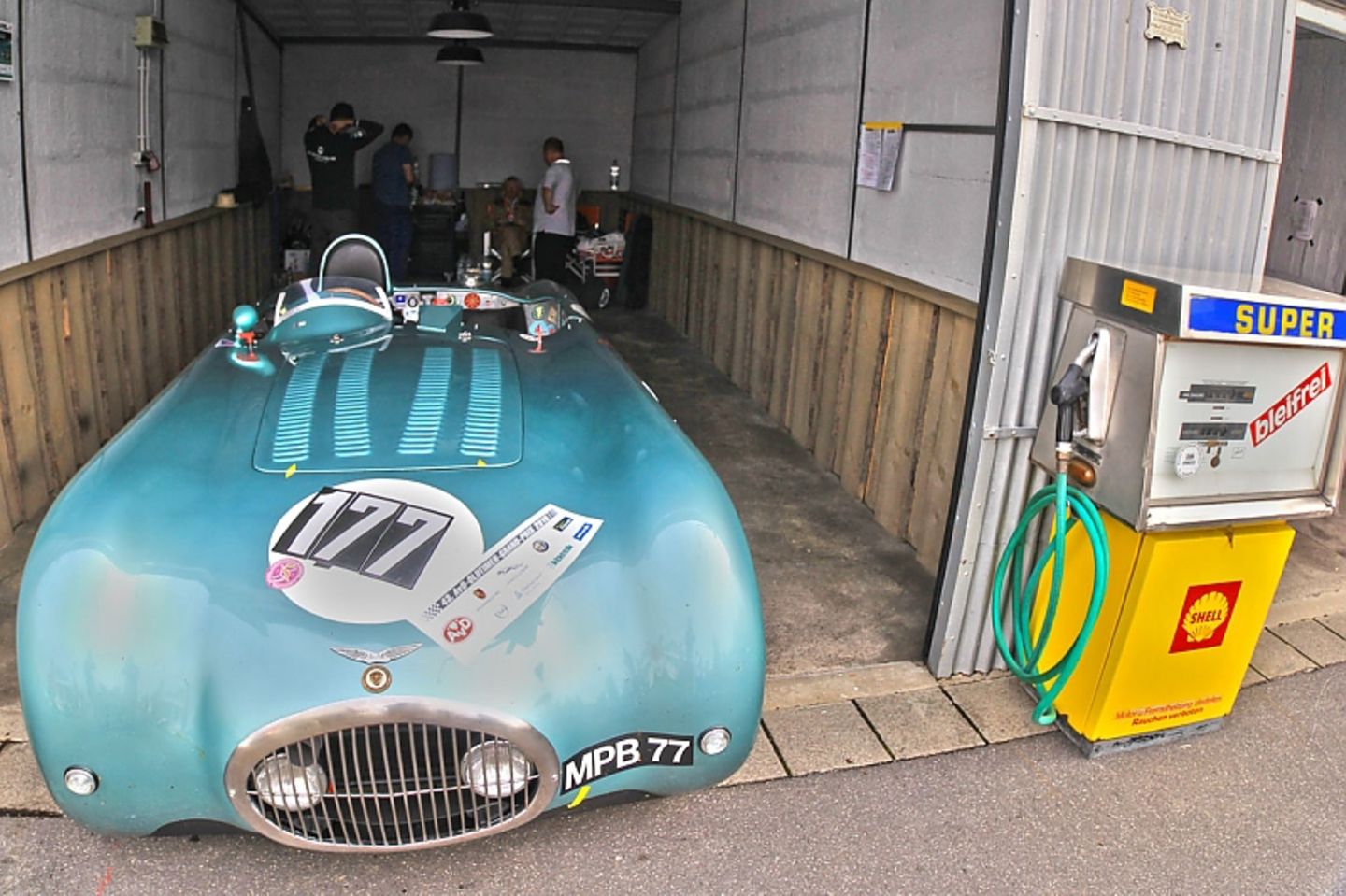 Im historischen Fahrerlager finden sich wahre Schätze: H.W. Alta Jaguar Streamliner von 1948.