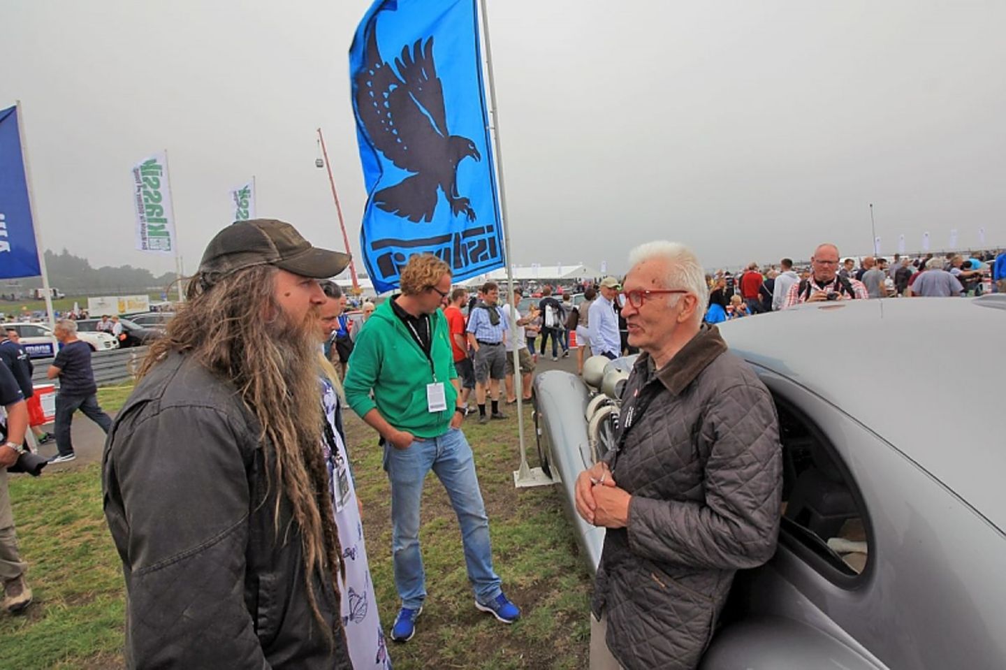 Mr. Isdera, Eberhard Schulz, im Gespräch mit Porsche-Sammler Magnus Walker.