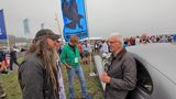 Mr. Isdera, Eberhard Schulz, im Gespräch mit Porsche-Sammler Magnus Walker.