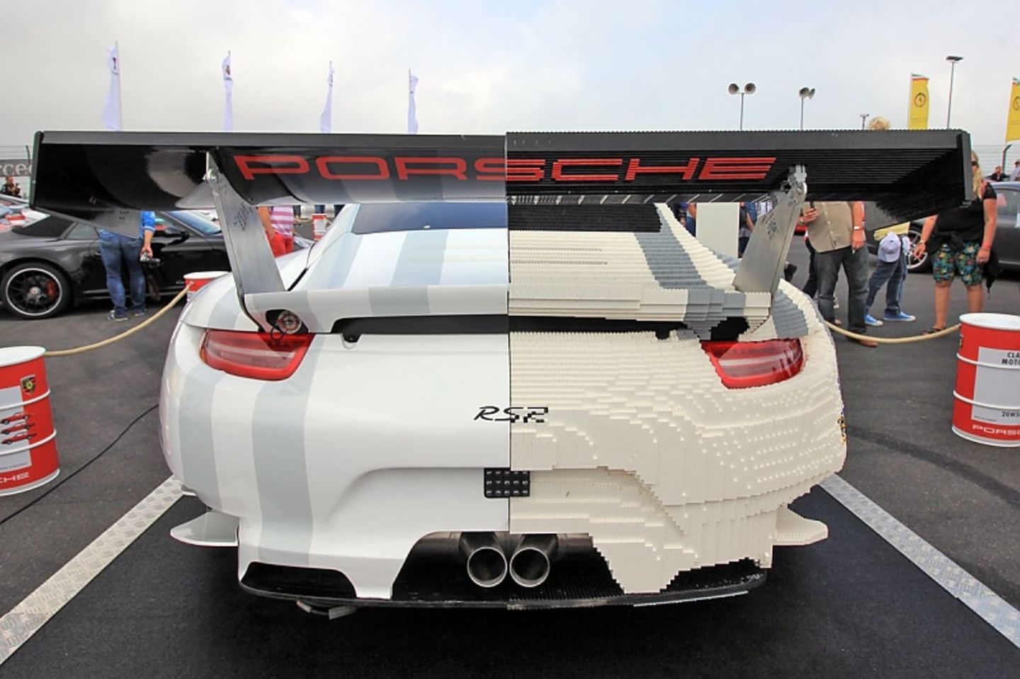 In diesem Falle: Halb Auto, halb Lego-Auto. Ein Porsche 911 RSR - gebaut aus rund 380.000 Legosteinen