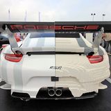 In diesem Falle: Halb Auto, halb Lego-Auto. Ein Porsche 911 RSR - gebaut aus rund 380.000 Legosteinen
