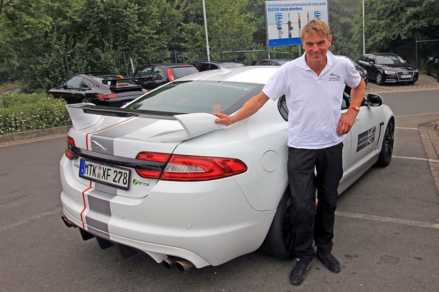 Rennfahrer Dieter Häckel bringt begeisterten Fans auf der Nordschleife den neuen Jaguar XF RS im Renntempo näher.