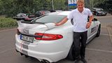Rennfahrer Dieter Häckel bringt begeisterten Fans auf der Nordschleife den neuen Jaguar XF RS im Renntempo näher.