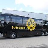 Der Slogan "Echte Liebe" ziert den Mannschaftsbus von Borussia Dortmund