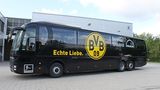 Der Slogan "Echte Liebe" ziert den Mannschaftsbus von Borussia Dortmund