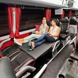 Die FC-Bayern-Spieler können während der Fahrt die Beine hochlegen