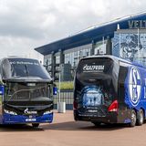 Der Mannschaftsbus des FC Schalke 04 ist aufwendig gestaltet