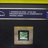 Der Hamburger SV hat sogar Gras des Originalrasen des ersten Bundesliga-Spiels auf den Stufen des Busses