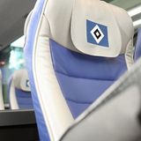 Das HSV-Wappen ziert die Sitze
