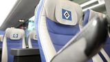 Das HSV-Wappen ziert die Sitze