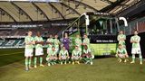 Natürlich fährt der VFL Wolfsburg mit einem Bus der VW-Tochter MAN