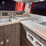 Schicke Edelstahl-Armaturen in der FCB-Küche