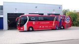 Die Beinfreiheit in einem Mannschaftsbus beträgt rund einen Meter