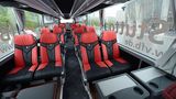 In einem Mannschaftsbus haben etwa 30 Personen Platz