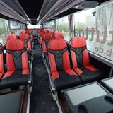 In einem Mannschaftsbus haben etwa 30 Personen Platz