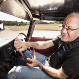 Jaguar Ingenieur Kev Riches am Steuer des neuen Jaguar Lightweight E-Type.