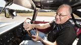 Jaguar Ingenieur Kev Riches am Steuer des neuen Jaguar Lightweight E-Type.