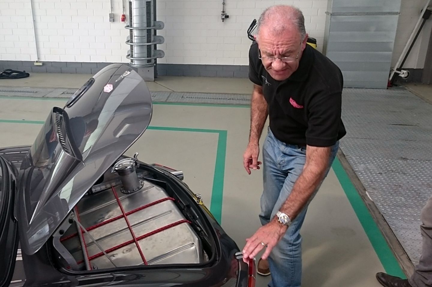 Kev Riches zeigt, dass die neuen sechs Jaguar Lightweight E-Type ordentliche Spaltmaße haben.