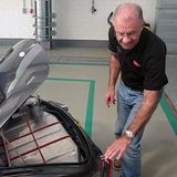 Kev Riches zeigt, dass die neuen sechs Jaguar Lightweight E-Type ordentliche Spaltmaße haben.