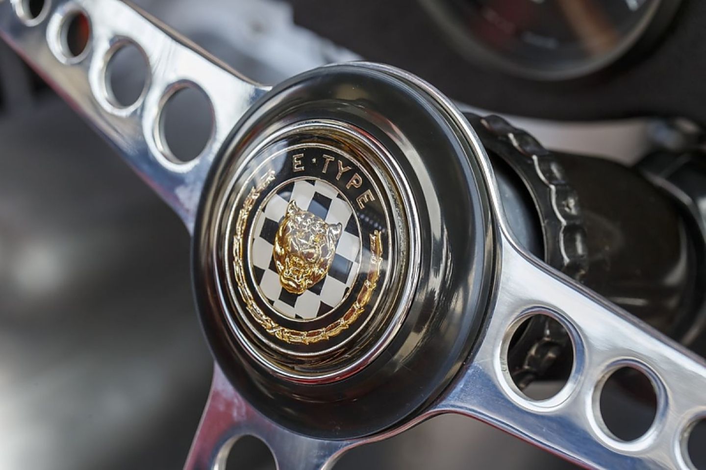 Ein echter Hingucker: das Jaguar-Emblem auf dem Lenkrad.