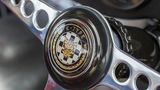 Ein echter Hingucker: das Jaguar-Emblem auf dem Lenkrad.