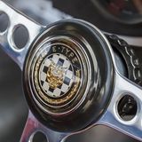 Ein echter Hingucker: das Jaguar-Emblem auf dem Lenkrad.